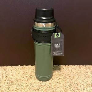 STANLEY CLASSIC TRIGGER-ACTION TRAVEL MUG | 20 OZ HAMMERTONE GREEN W/ EASY GRIP